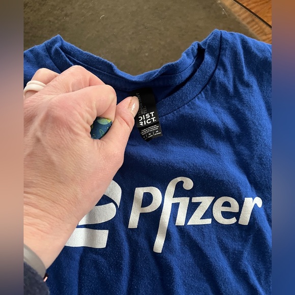 Lot of 2 Pfizer short sleeve tee shirts, both fit like Sz XS, 100% Cotton - Picture 4 of 4
